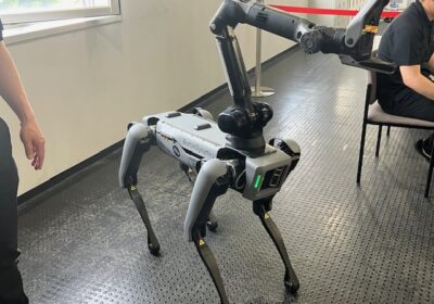 犬型ロボットの展示がありました。様々なセンサーを搭載することが可能で、遠隔地での状況確認をリモート操作により、行うことができるそうです。倒れてしまっても、自分で起き上がることができます。