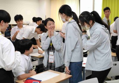 休み時間に、高校１年生の教室に入ってみると、