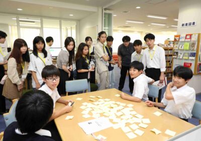 図書館では、中学三年生が探究活動のアイディア出しを行っていました。