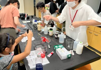 科学部：今年は、東京理科大学の学生さんに手伝ってもらいました。