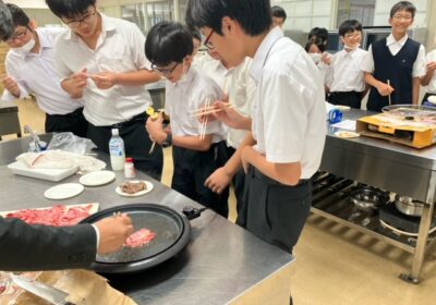 おいしそうな肉を囲んでいたのは、鉄道研究部のみなさんでした。