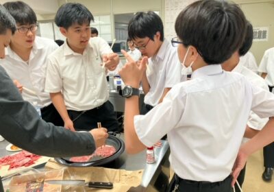 顧問の先生は、ひたすら肉を焼いて、生徒たちは次々に肉を口に運んでいきます。