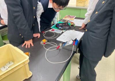 中学２年生の電気回路の実験です。中学入試ではよく登場しますが、実際に回路を組むことは、滅多にないですよね。