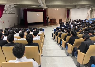 早速、中学３年生が修学旅行の事前学習で小講堂を利用しました。