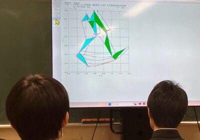 さらに、180°ずらした足をもう一つ、つければ、２足歩行が実現できます。すごい！